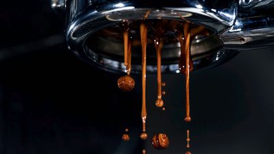 Kaffedråber der løber igennem en kaffesi