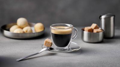 Espresso in einer Tasse, um die Unterschiede zwischen Mokka und Espresso darzustellen