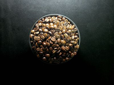 Skål fylt med ristede Robusta-kaffebønner