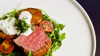 Auf einem Teller angerichtetes Stück Fleisch.