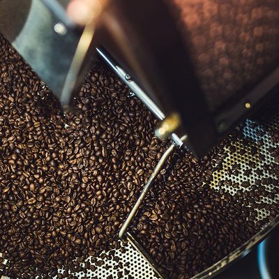 Kaffeebohnen werden geröstet, um den Geschmack der Kaffeebohnen optimal hervorzubringen