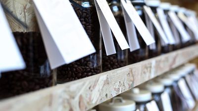 Kaffebönor förvarade i glasburkar 