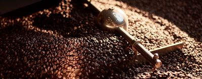 Kaffebønner i kaffetromle