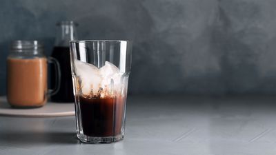 Ein Glas mit Cold Brew Coffee, um die Unterschiede zum Iced Coffee darzustellen