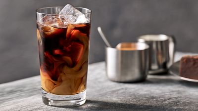 Ein Glas mit Iced Coffee, um die Unterschiede zu Cold Brew Kaffee darzustellen