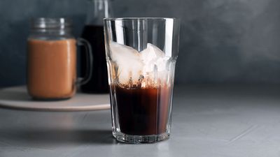 Ein Glas Cold Brew Kaffee, um auf die Unterschiede zum Nitro-Coffee hinzuweisen