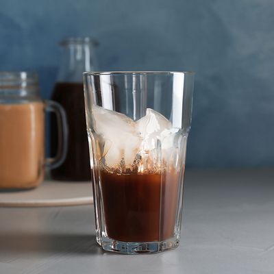 Cold Brew Kaffee ist mit langsam schmelzenden Eiswürfeln in einem Glas serviert 