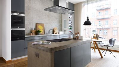 Moderne Kücheninspiration mit einer edlen Küche mit Kücheninsel und hochwertigen Designelementen.