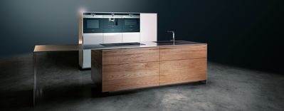 кухня со встроеными бытовыми приборами Siemens