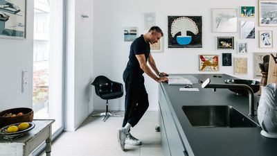 Побутова техніка Siemens: Олаф Гаєк працює за ноутбуком на своїй кухні 