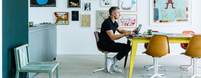 Побутова техніка Siemens: Олаф Гаєк сидить за столом у вітальні за своїм ноутбуком