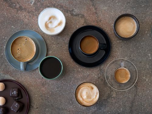 Olika kaffedrycker i olika koppar 