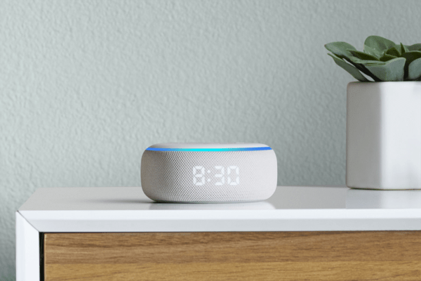 Egy fiatal nő a Home Connect készülékeit kezeli az Alexa hangutasításokkal.