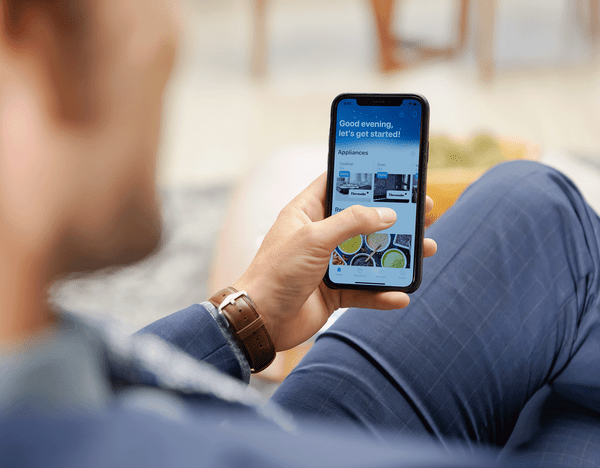 homme utilisant l'application home connect