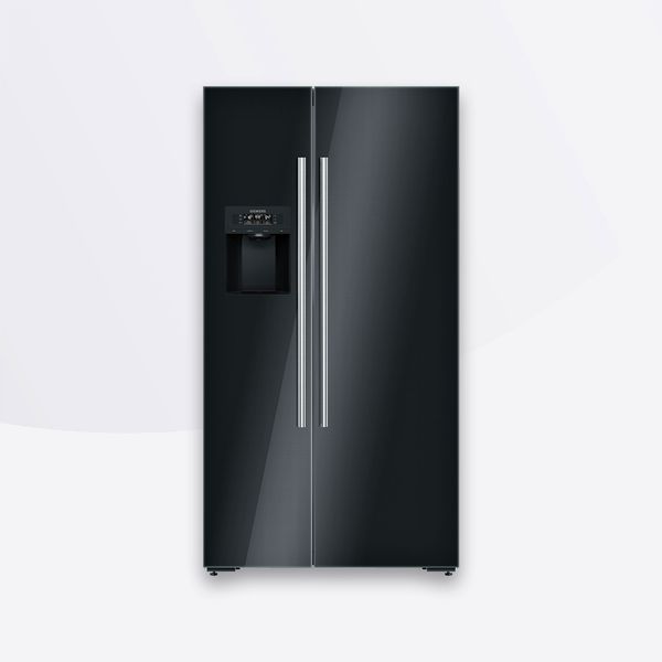 Изображението показва хладилник с фризер.