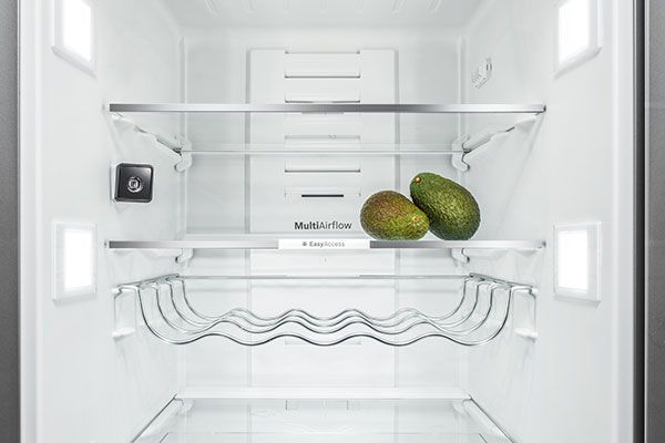 Immagine che mostra l'interno di un frigorifero con Home Connect.