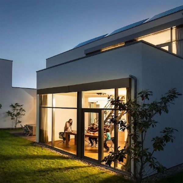 Haus mit der Photovoltaik-Systemtechnik von SMA beleuchtet 