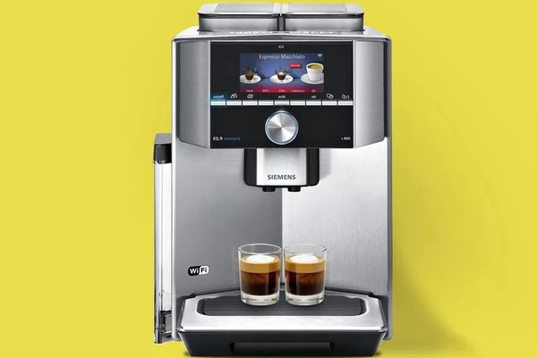 Koffiemachine van Siemens die twee espresso's macchiato maakt