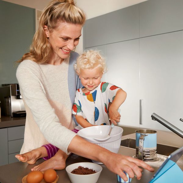 Une femme qui fait la cuisine, avec un petit enfant