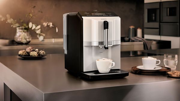 Un caffè preparato alla perfezione con EQ.300, la macchina da caffè completamente automatica dal chicco alla tazza