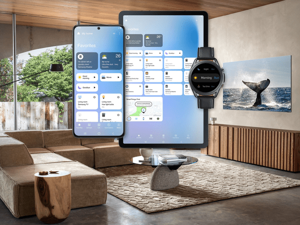 Smartphone, tablet e smartwatch con l’interfaccia dell'app SmartThings e un salotto sullo sfondo