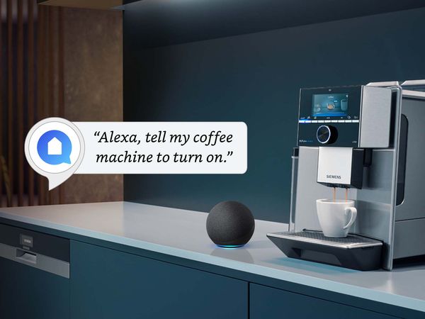 Το Amazon Echo Show σε μια κουζίνα Siemens, μπροστά από έναν συνδεδεμένο φούρνο