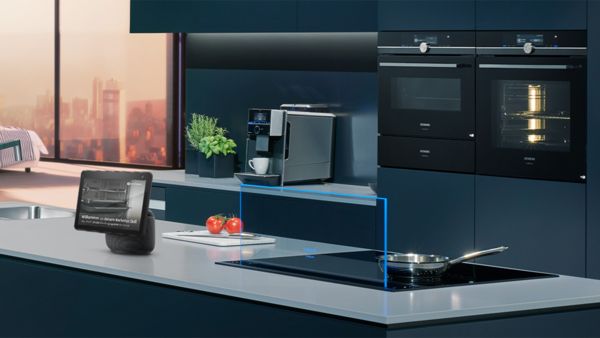 Küche mit Siemens Geräten, Amazon Echo Show steht vorn auf der Küchenarbeitsplatte