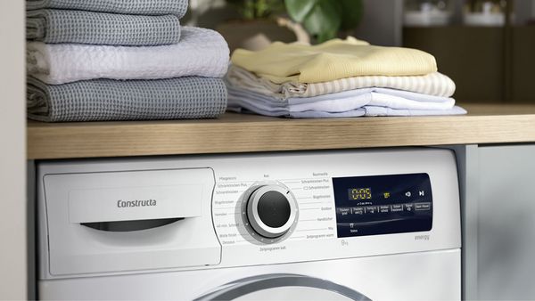 Nachlegefunktion: Wäsche nachträglich in die Waschtrommel der Waschmaschine legen