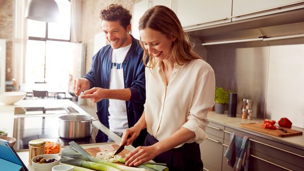 Des gens cuisinent avec Home Connect et des appareils électroménagers intelligents de réfrigération et de congélation 