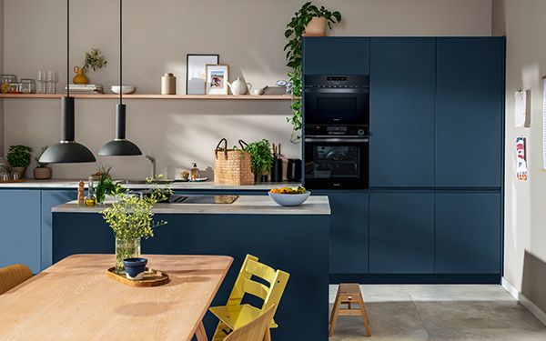 Offene Wohnküche in Blau mit Geräten von Constructa