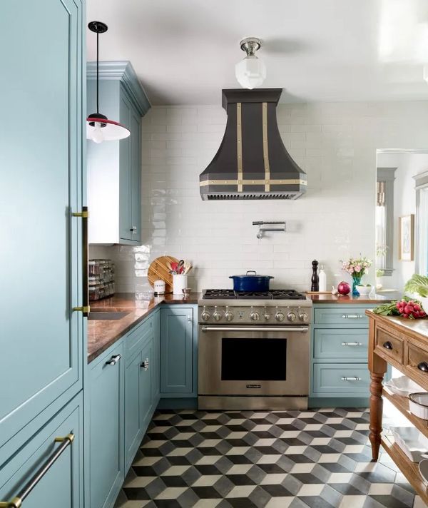 Cuisine bleue avec hotte avec laiton sur mesure