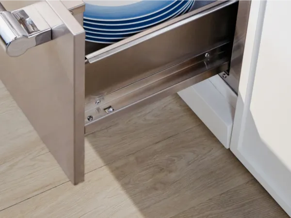 Plan rapproché du tiroir-réchaud Thermador avec grilles télescopiques et tiroir SoftClose