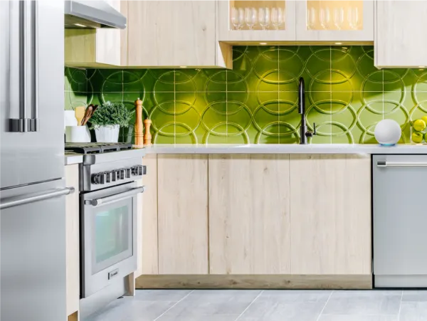 Cuisinières intelligentes Thermador cuisinières Wi-Fi Alexa dans une cuisine à tuiles vertes