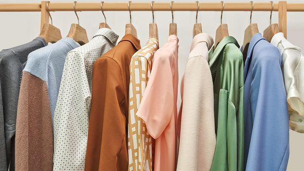 Κρεμασμένα καθαρά πολύχρωμα ρούχα σε κρεμάστες.