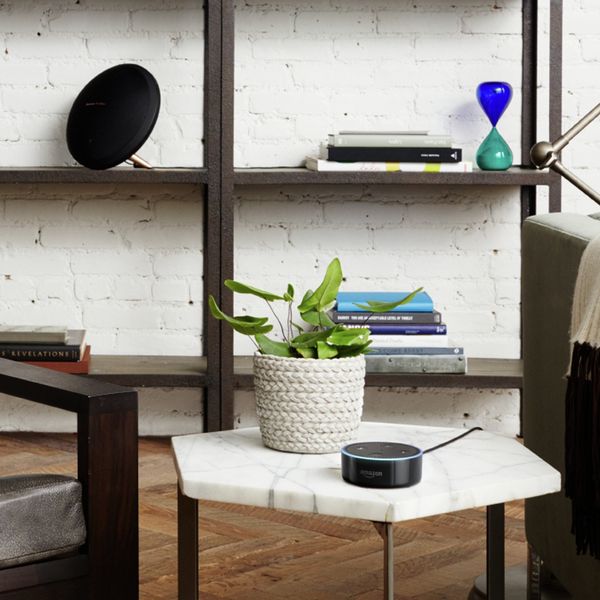 Amazon Alexa Echo auf einem Tisch in Verbindung mit Home Connect