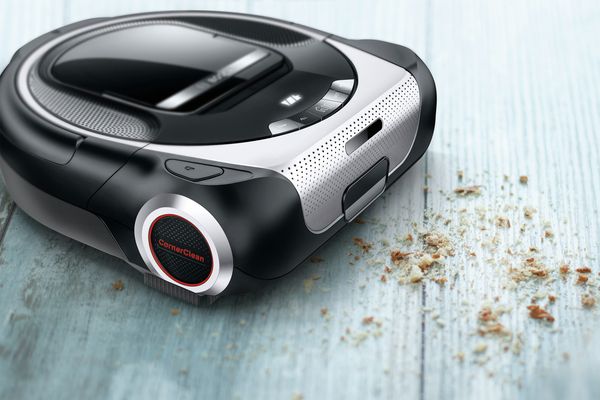 Automatinis dulkių siurblys su „Home Connect“ funkcija susiurbia sausainių trupinius.