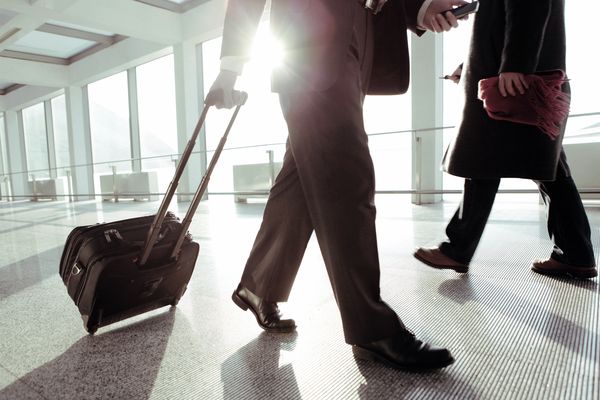 Mann beruflich unterwegs am Flughafen. Auch unterwegs keine Energieverschwendung dank Home Connect.
