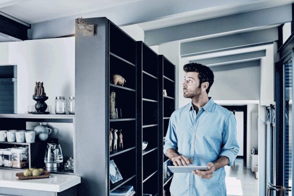 Mann verknüpt seine Philips Hue Lampe mit Home Connect und dem Partner-Service IFTTT