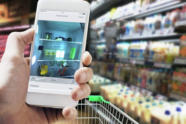 Blick in den smarten Kühlschrank zuhause beim Einkaufen mit der Home Connect App