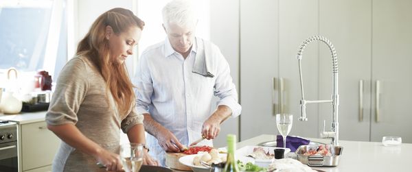 Zwei ältere Personen kochen ein Home Connect Rezept
