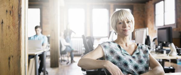Frau hat auch vom Büro aus Zugriff auf ihre Home Connect Hausgeräte