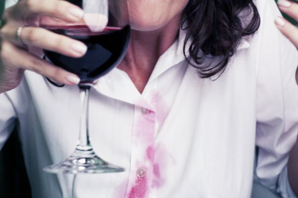 Tache de vin rouge encore fraîche sur un chemisier blanc