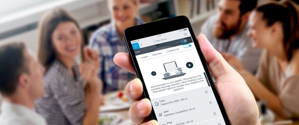 Groupe d'amis choisissant leur café avec l'application Home Connect