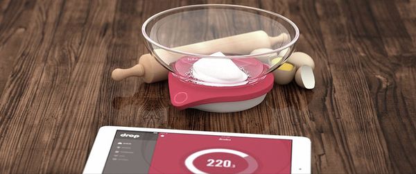 Ein Pärchen sitzt auf dem Sofa und bedient die Home Connect App.