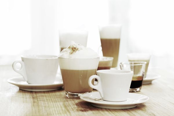 Verschiedene Kaffeevarianten auf einem Tisch