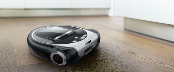 Staubsauger Roboter auf dem Küchenboden