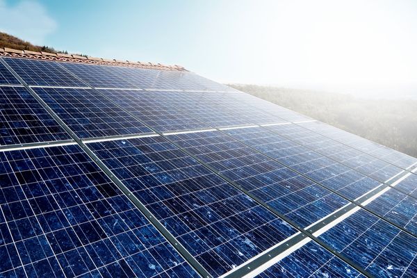 Solarplatten auf einem Hausdach