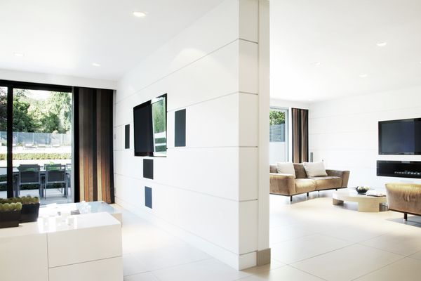 Sala de estar moderna e resplandecente graças ao aspirador robô inteligente Home Connect