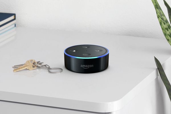 Amazon Echo odottaa Home Connect -äänikomentoa lipaston päällä