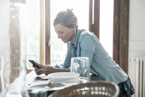 Žena ovládá vzdálenou diagnostiku ve své aplikaci Home Connect